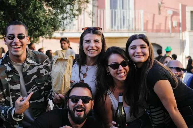 Gruppo di amici che ride in posa nella piazza della sagra