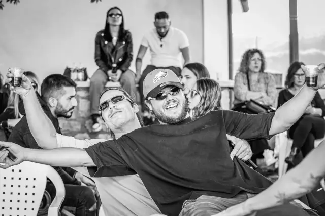 Gruppo che festeggia con un brindisi, scatto in bianco e nero