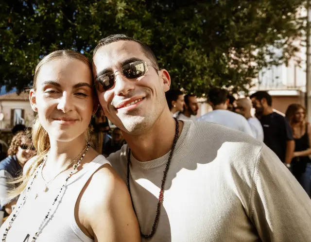Ritratto di una coppia sorridente tra il pubblico della sagra