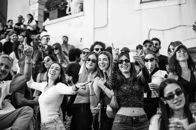 Gruppo di visitatori che esulta tra la folla, scatto in bianco e nero