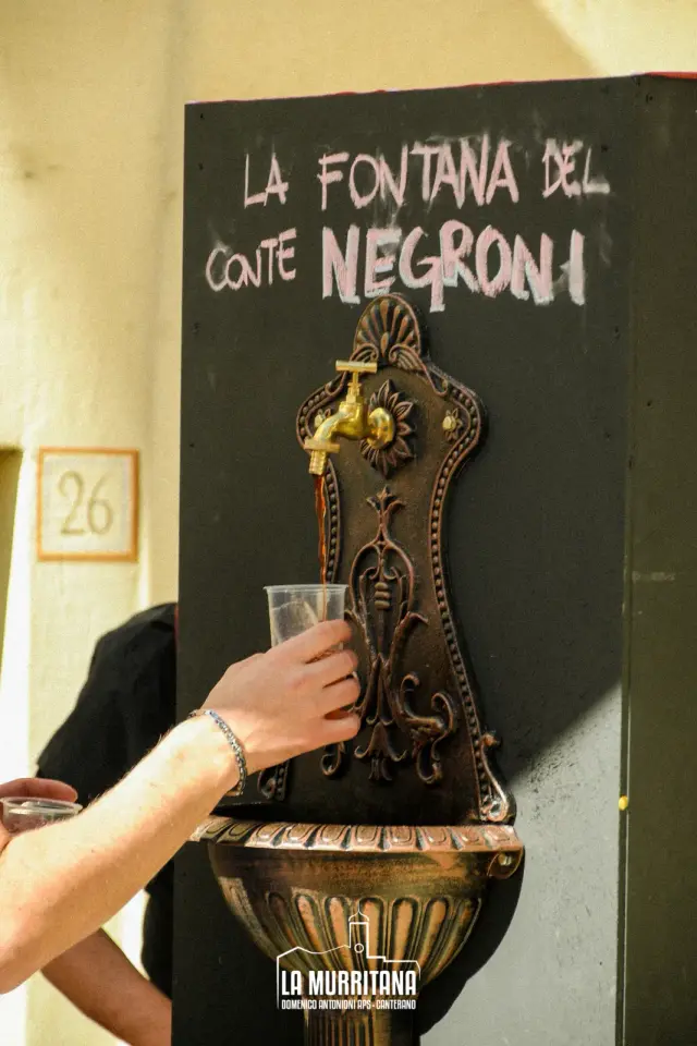 Visitatore che riempie un bicchiere alla Fontana del Conte Negroni