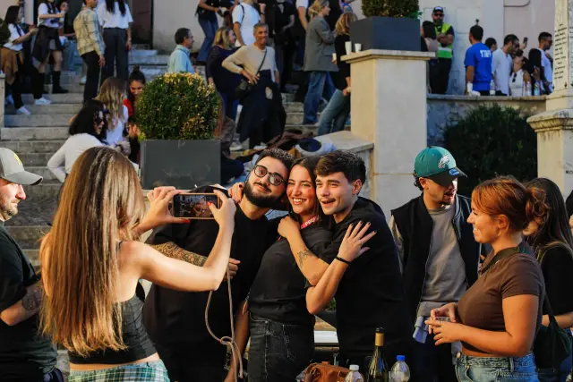 Coppia abbracciata fotografata da un'amica nella piazza della sagra