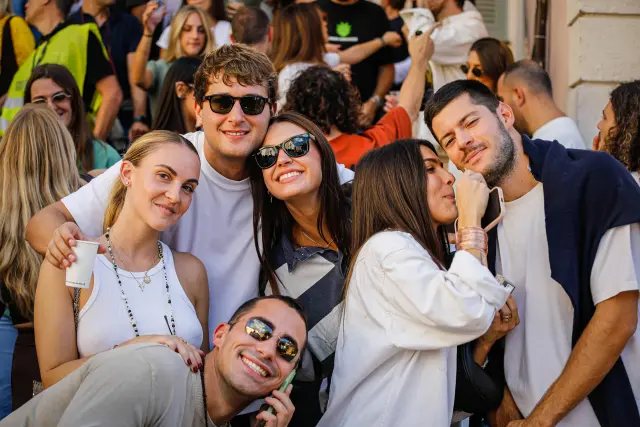 Gruppo di amici in posa sorridente nella piazza della sagra