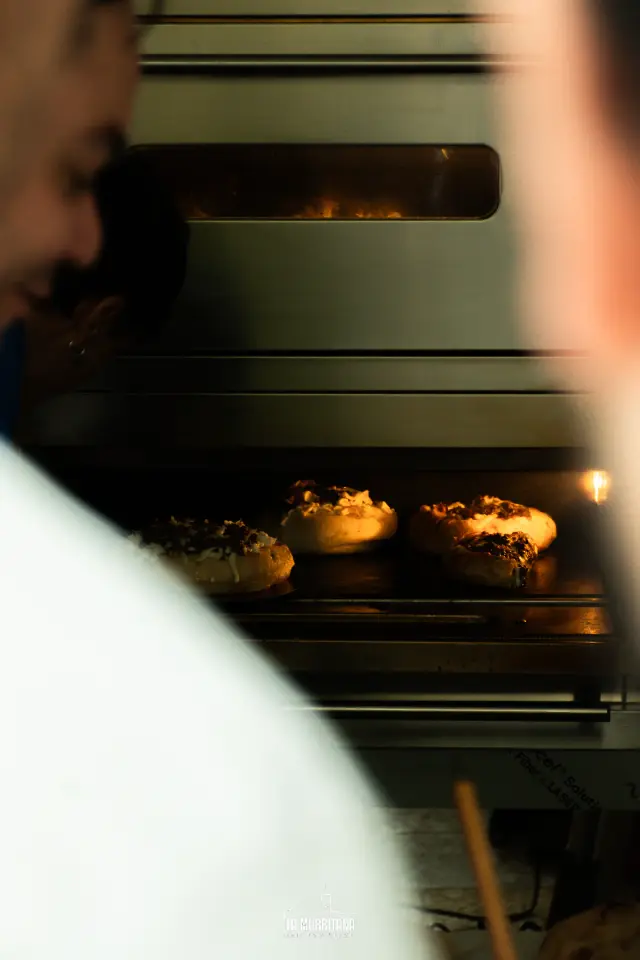 Focaccine appena sfornate dal forno a legna durante la sagra