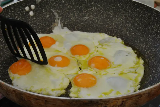 Padella con uova fritte durante la preparazione dei piatti della sagra