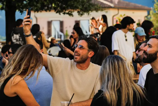 Visitatore che si scatta un selfie tra la folla della sagra