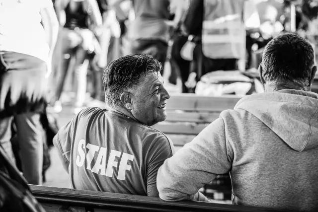 Ritratto in bianco e nero di un membro dello staff sorridente durante una pausa