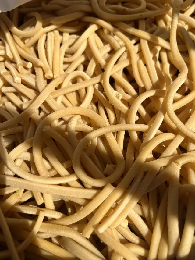 Primo piano di tagliolini freschi fatti a mano