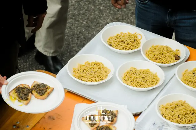 Vassoio con ciotole di tagliolini al tartufo e bruschette pronti da servire