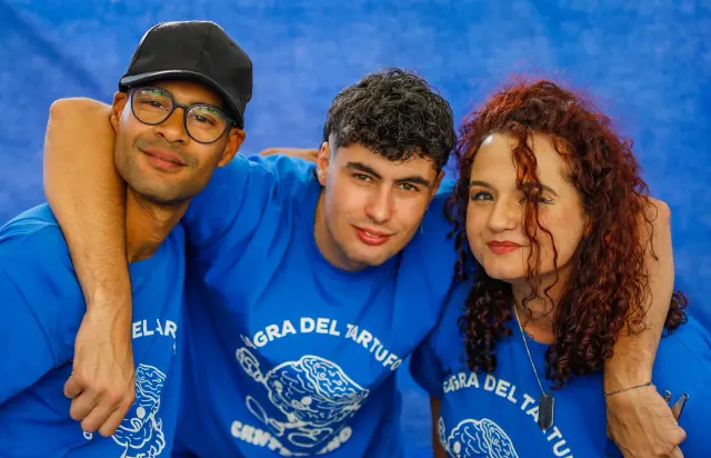 Tre giovani abbracciati con indosso le t-shirt ufficiali della Sagra del Tartufo Canterano