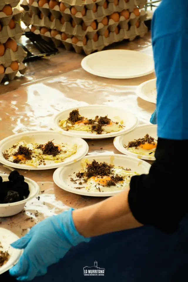 Piatti di uova al tegamino guarnite con tartufo nero fresco grattugiato